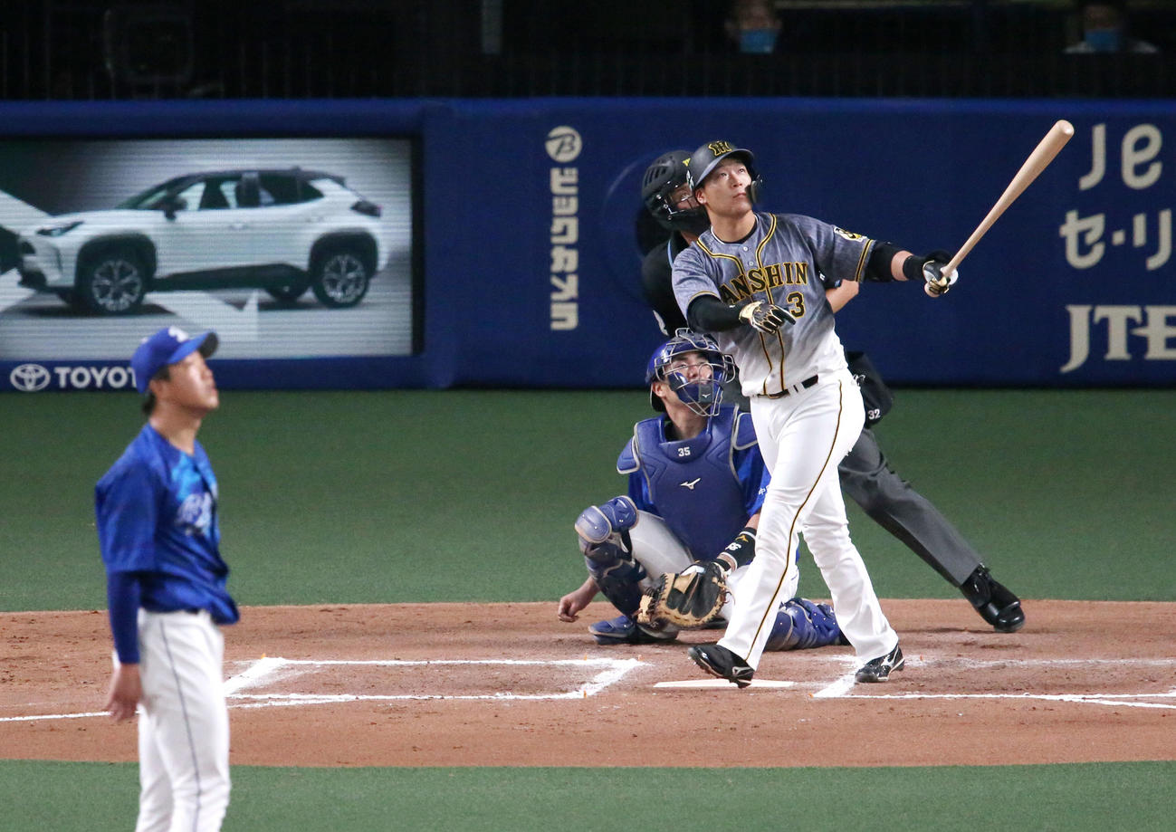 中日対阪神　6回表阪神無死満塁、左越え満塁本塁打を放つ大山（撮影・上山淳一）