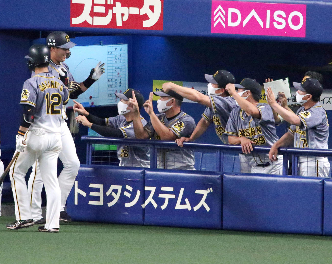 中日対阪神　7回裏阪神1死一塁、大山は2打席連続となる左越え2点本塁打を放ち、矢野監督（左から3人目）らから「21」サインで迎えられる（撮影・上山淳一）