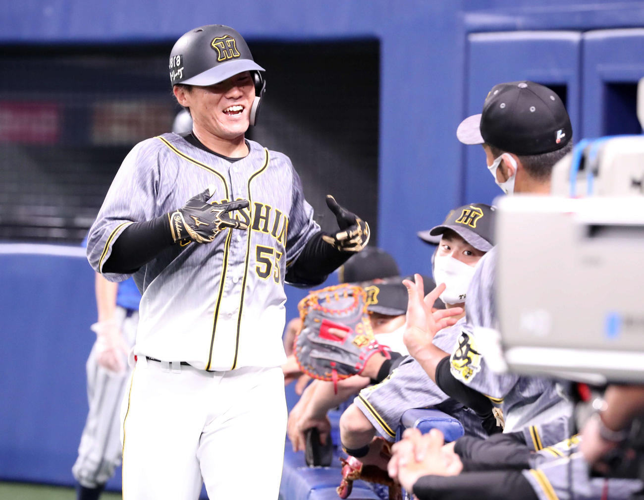 中日対阪神　1回表阪神1死、先制本塁打を放ちベンチのナインにゴリラポーズを見せる陽川（撮影・加藤哉）