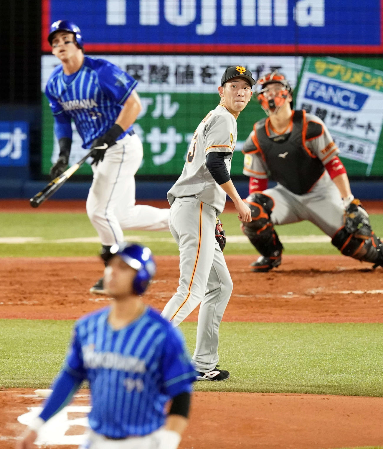 DeNA対巨人　3回裏DeNA無死二、三塁、オースティン（後方左）に3点本塁打を浴びる戸郷（撮影・江口和貴）