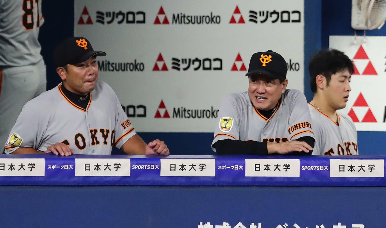 DeNA対巨人　9回、阿部エッドコーチ代行（左）と話す巨人原監督（撮影・丹羽敏通）