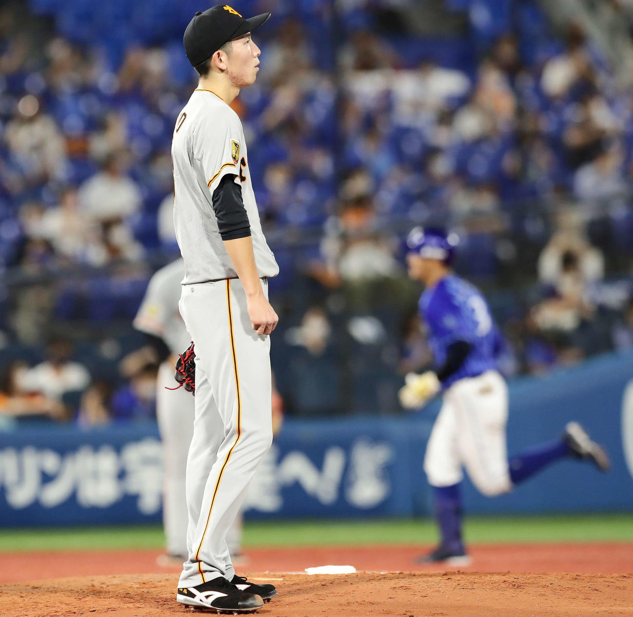 DeNA対巨人5回裏DeNA無死、梶谷（奥）に本塁打を打たれた巨人先発の戸郷（撮影・丹羽敏通）