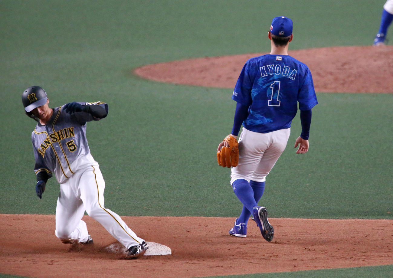 中日対阪神　6回表阪神2死一、三塁、一走近本は二盗を決める（撮影・上山淳一）