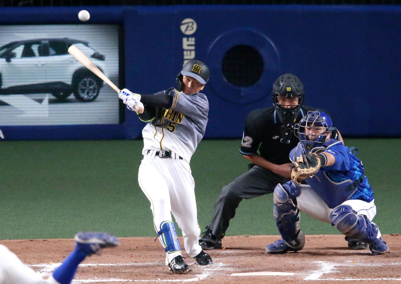 中日対阪神　6回表阪神2死一塁、近本は中前打を放つ（撮影・上山淳一）