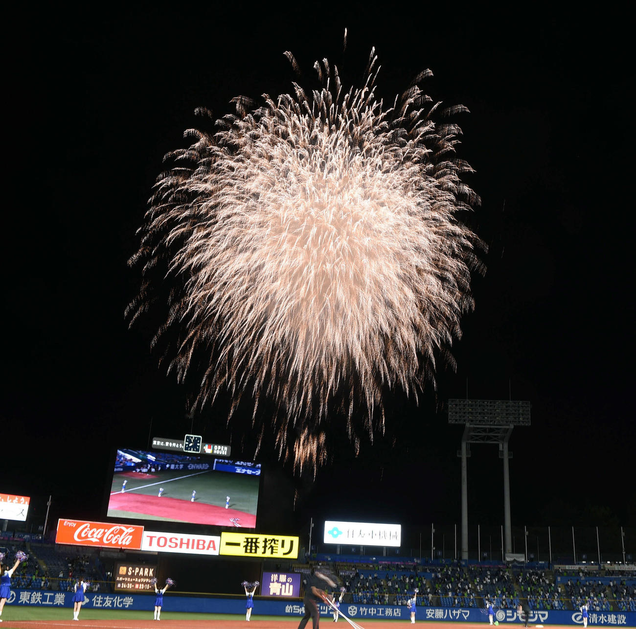 ヤクルト対広島　5回終了で600発の花火が上がった神宮球場（撮影・たえ見朱実）