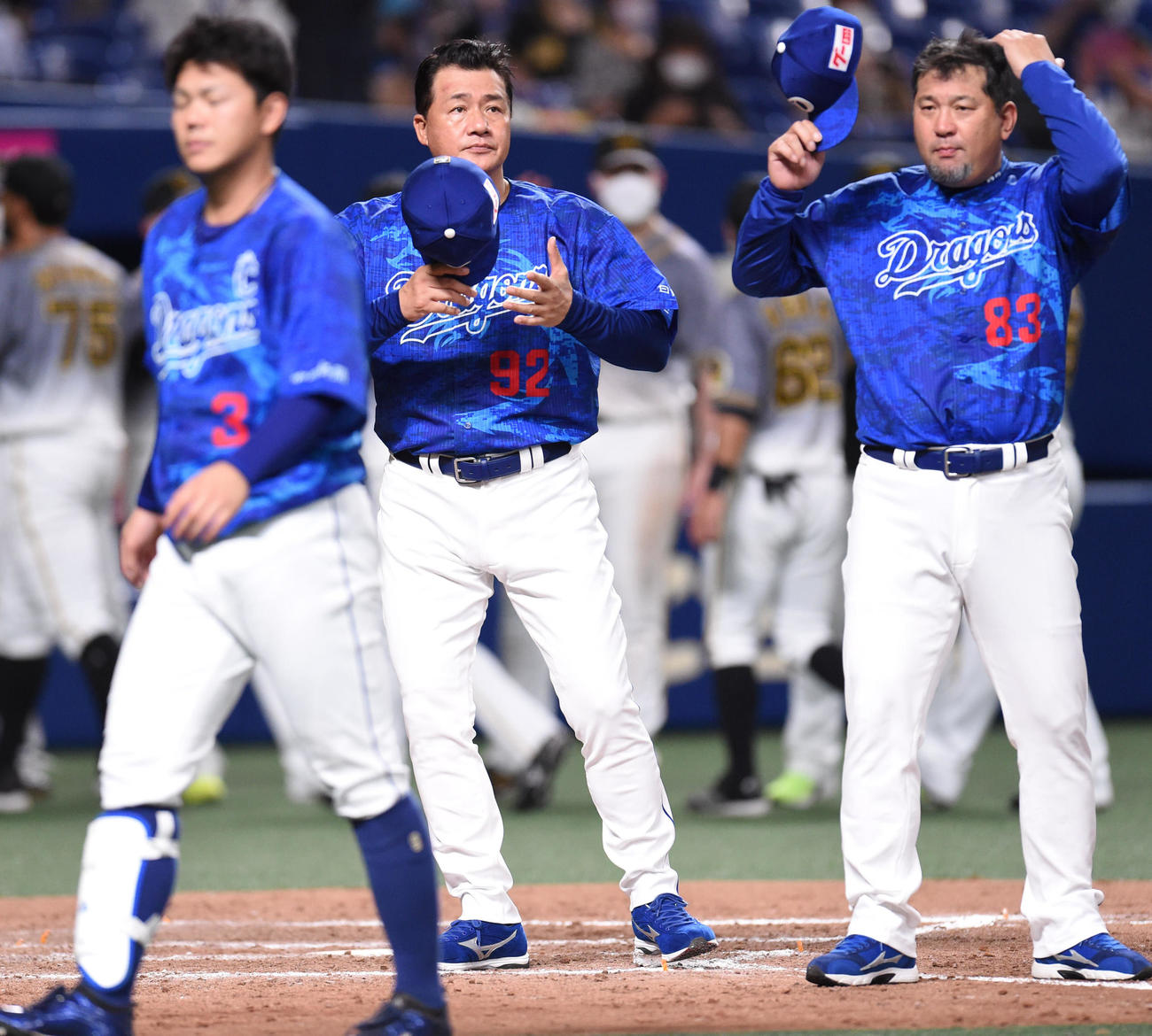 中日対阪神　試合終了、渋い表情で整列する与田剛監督ら中日ナイン（撮影・森本幸一）