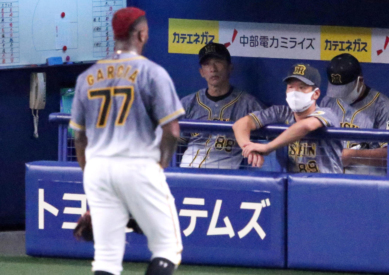 中日対阪神　4回裏中日2死二塁、矢野監督（右から3人目）は3点目を失ったガルシア（左）を降板させる（撮影・上山淳一）