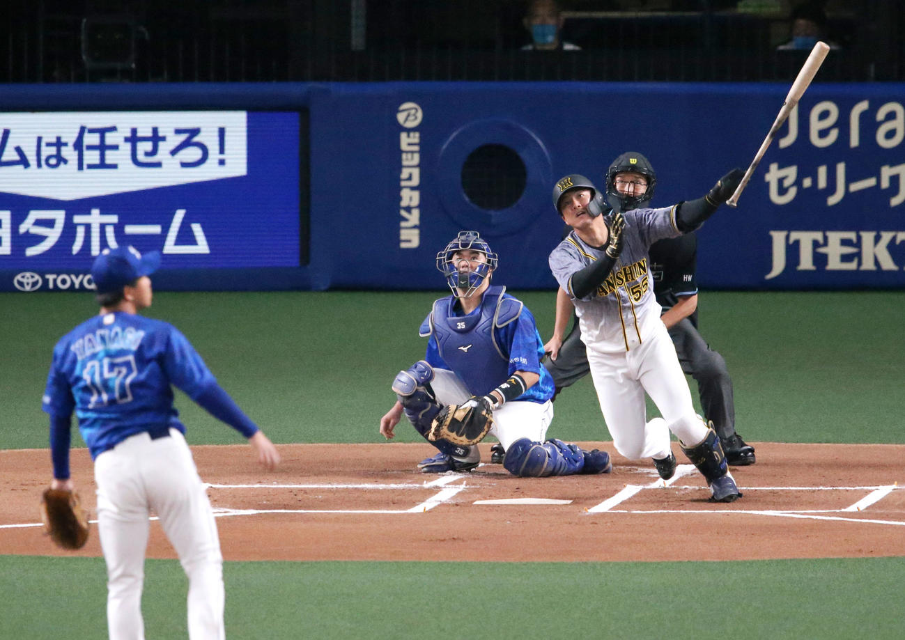 中日対阪神　1回表阪神1死、陽川は先制の右中間越え本塁打を放つ（撮影・上山淳一）