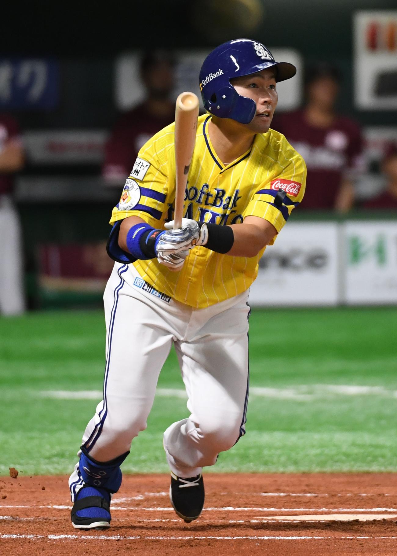 ソフトバンク対楽天　1回裏ソフトバンク1死二塁、中村晃は右翼線に先制の適時二塁打を放つ（撮影・今浪浩三
