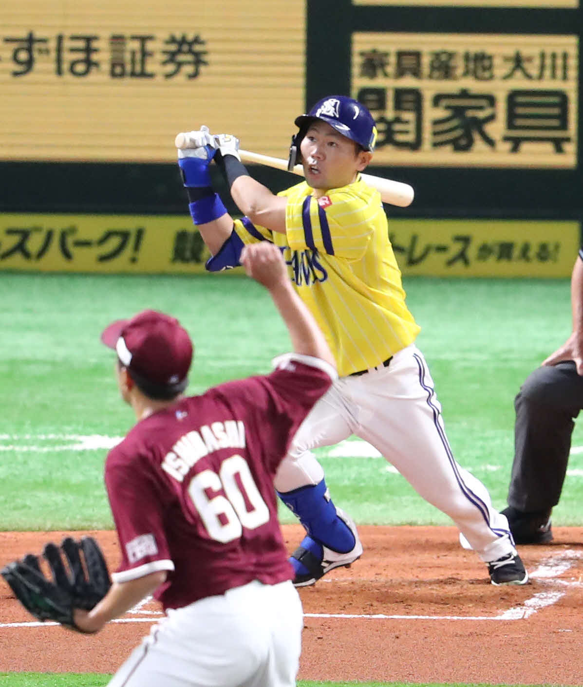 ソフトバンク対楽天　1回裏ソフトバンク1死二塁、中村晃は右翼線に先制適時二塁打を放つ（撮影・梅根麻紀）