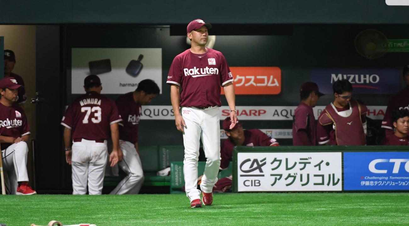 ソフトバンク対楽天　6回裏、石橋良太の交代を告げる三木肇監督（撮影・今浪浩三）