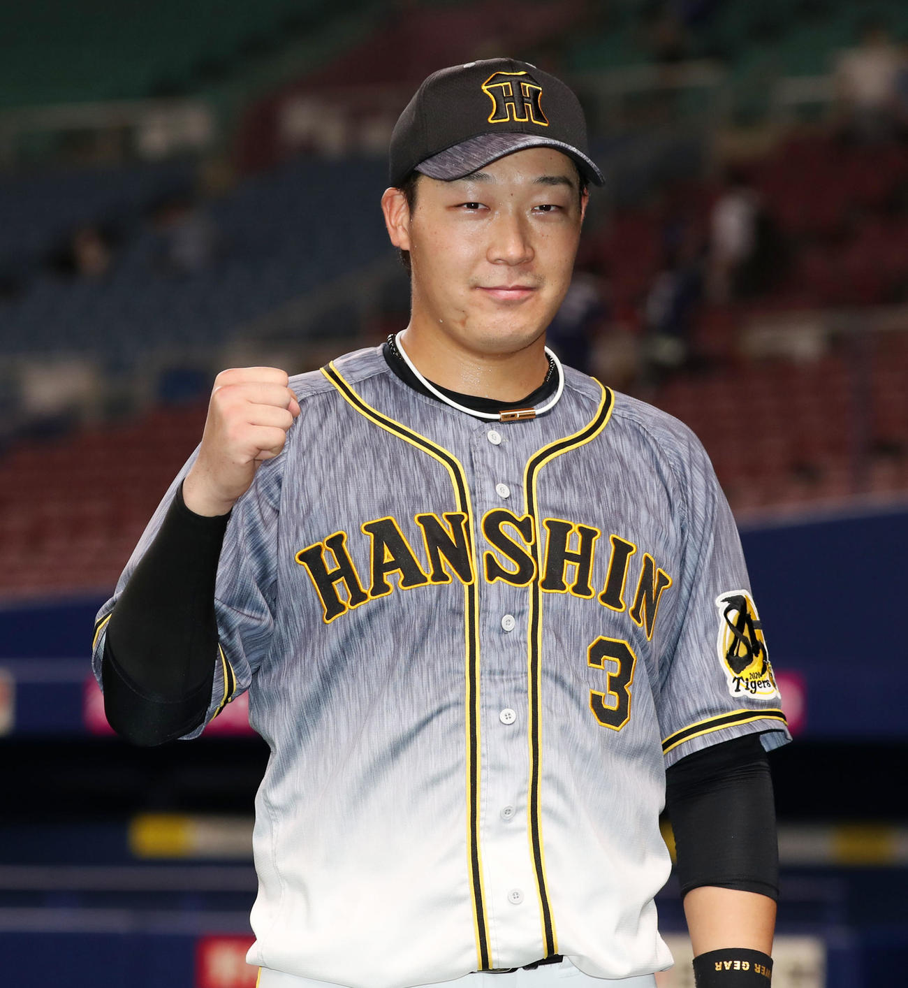 中日対阪神　ヒーローインタビューを終え笑顔でガッツポーズを見せる大山（撮影・加藤哉）