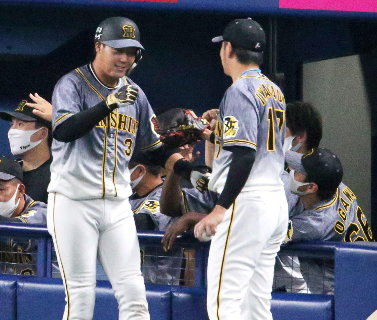 中日対阪神　7回裏阪神1死一塁、大山（左）は左越え2点本塁打を放ち出迎える岩貞とグータッチ（撮影・上山淳一）