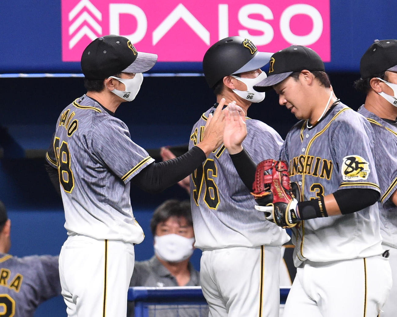 中日対阪神　試合終了、大山悠輔を迎える矢野燿大監督（撮影・森本幸一）