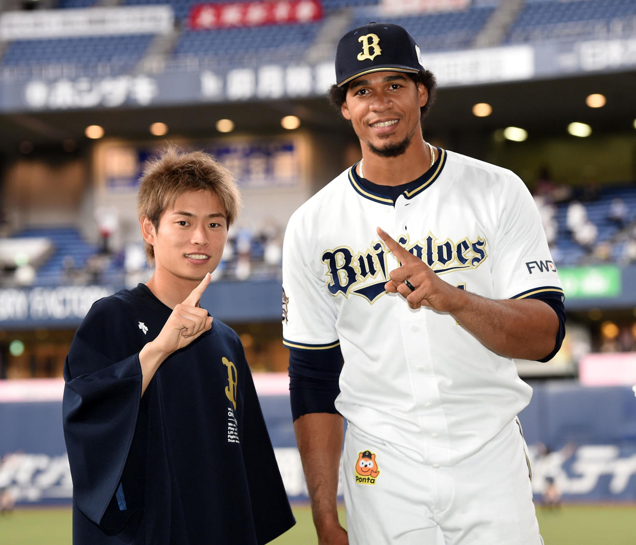オリックス対西武　今シーズン初勝利の山岡（左）と1号本塁打のモヤは笑顔で「1」ポーズ（撮影・前岡正明）