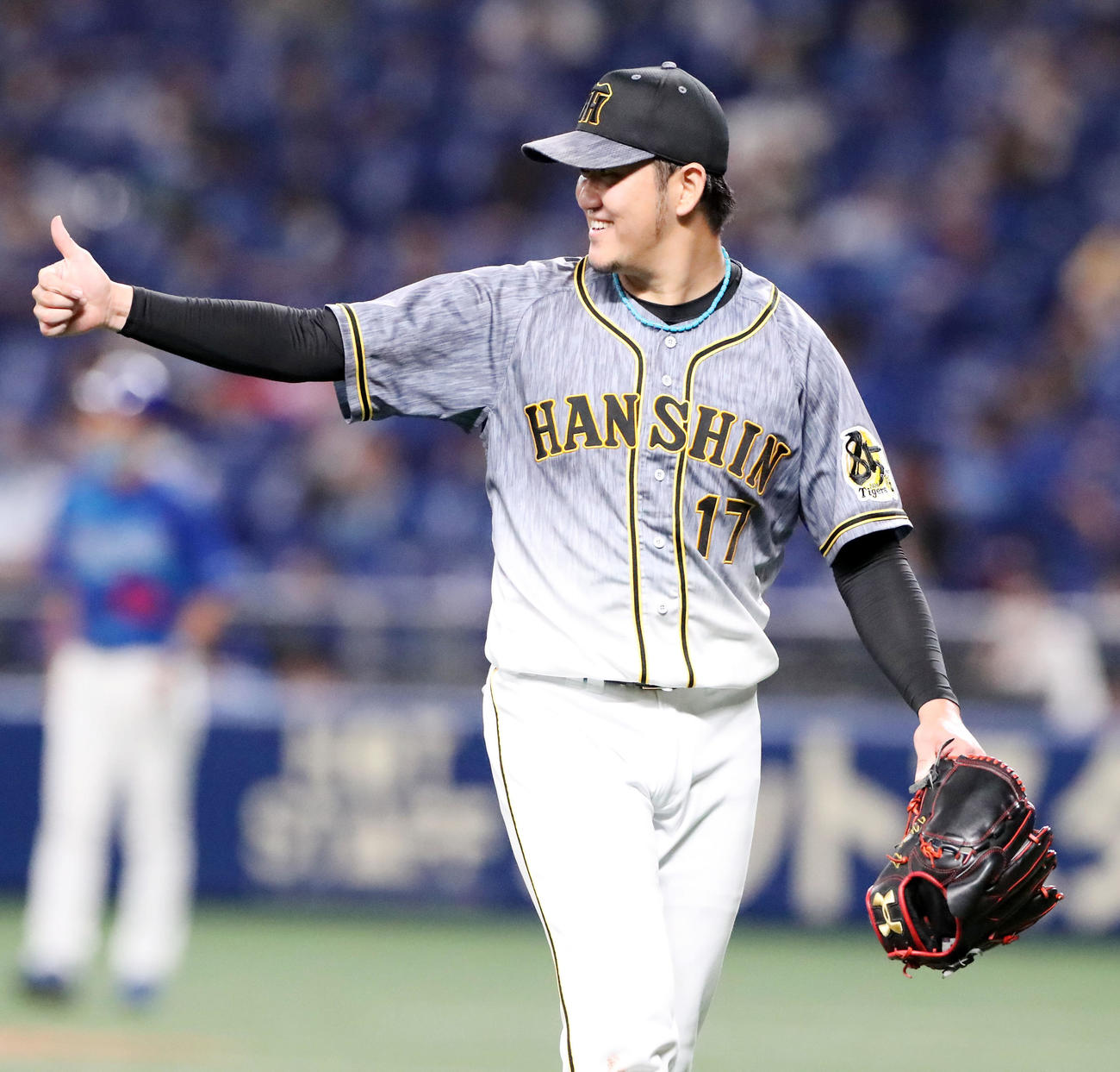 中日対阪神　7回裏の登板を終え、守備陣へサムアップで笑顔を見せる岩貞（撮影・加藤哉）