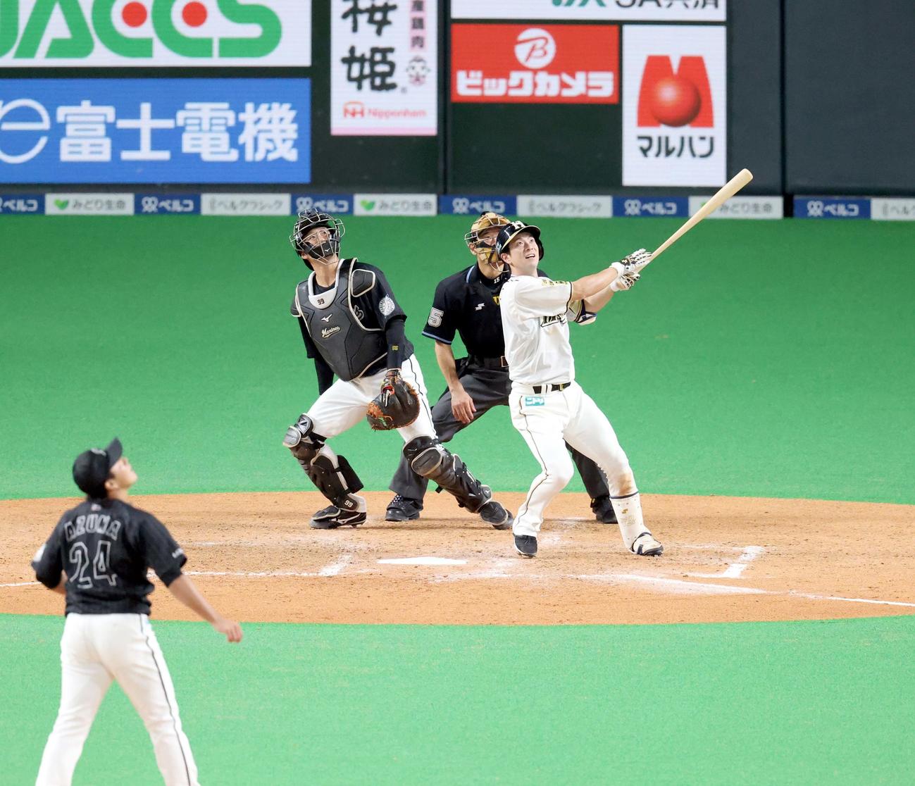 日本ハム対ロッテ　4回裏日本ハム2死一塁、松本は左越え2点本塁打を放つ（撮影・佐藤翔太）