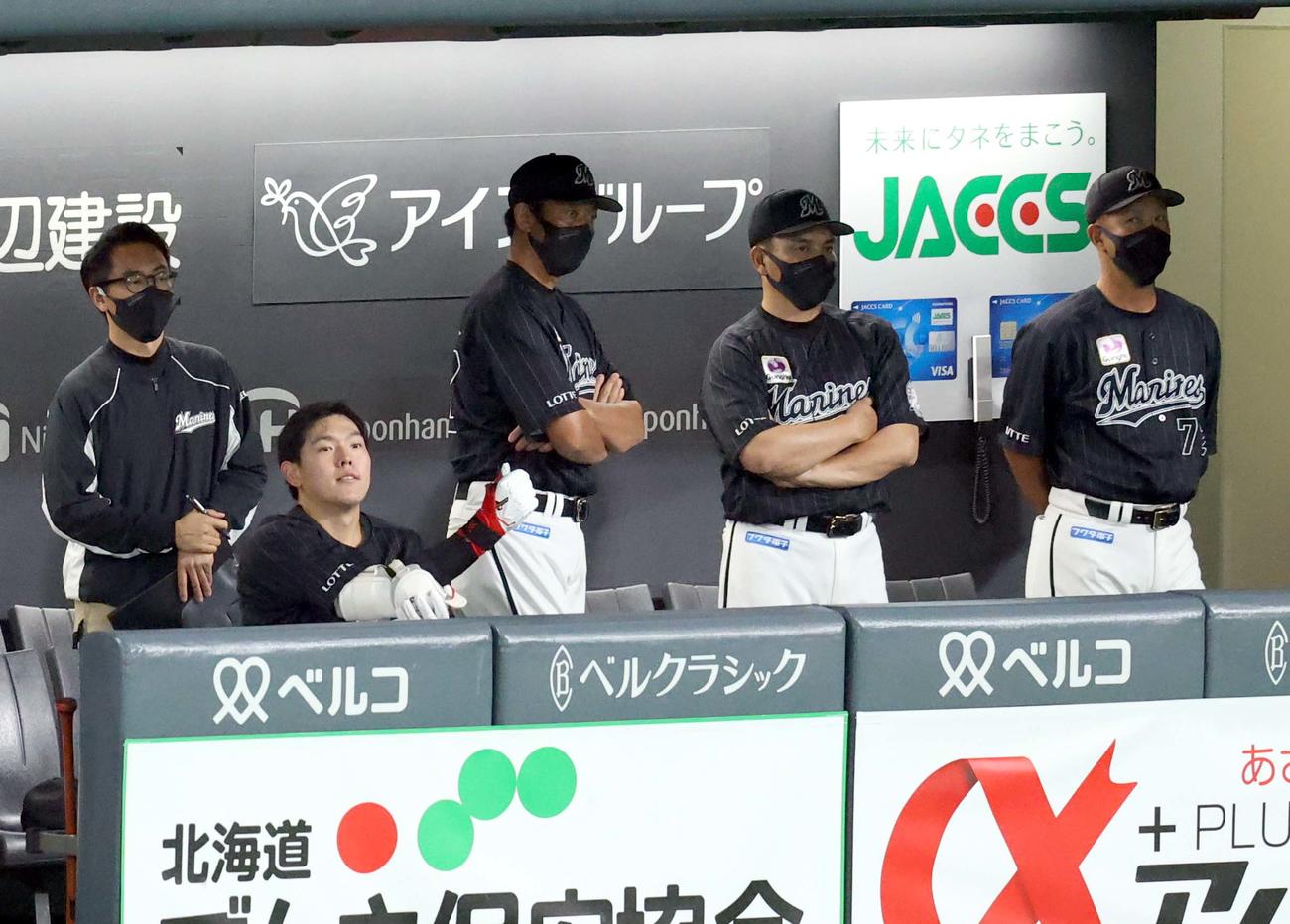 日本ハム対ロッテ　ベンチで険しい表情のロッテ井口監督（右から2人目）（撮影・佐藤翔太）