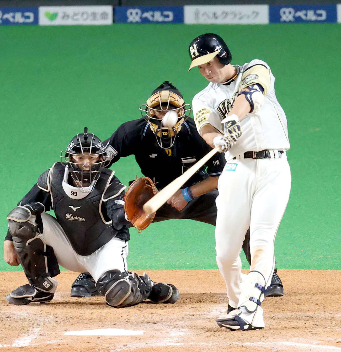 日本ハム対ロッテ　4回裏日本ハム2死一塁、松本は左越え2点本塁打を放つ（撮影・佐藤翔太）