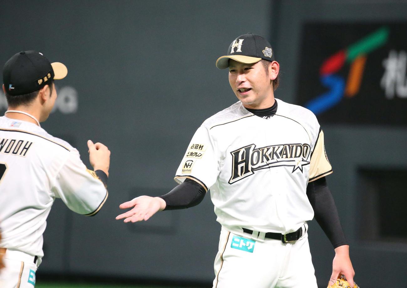 日本ハム対ロッテ　6回表、無失点に抑え笑顔の加藤（撮影・黒川智章）