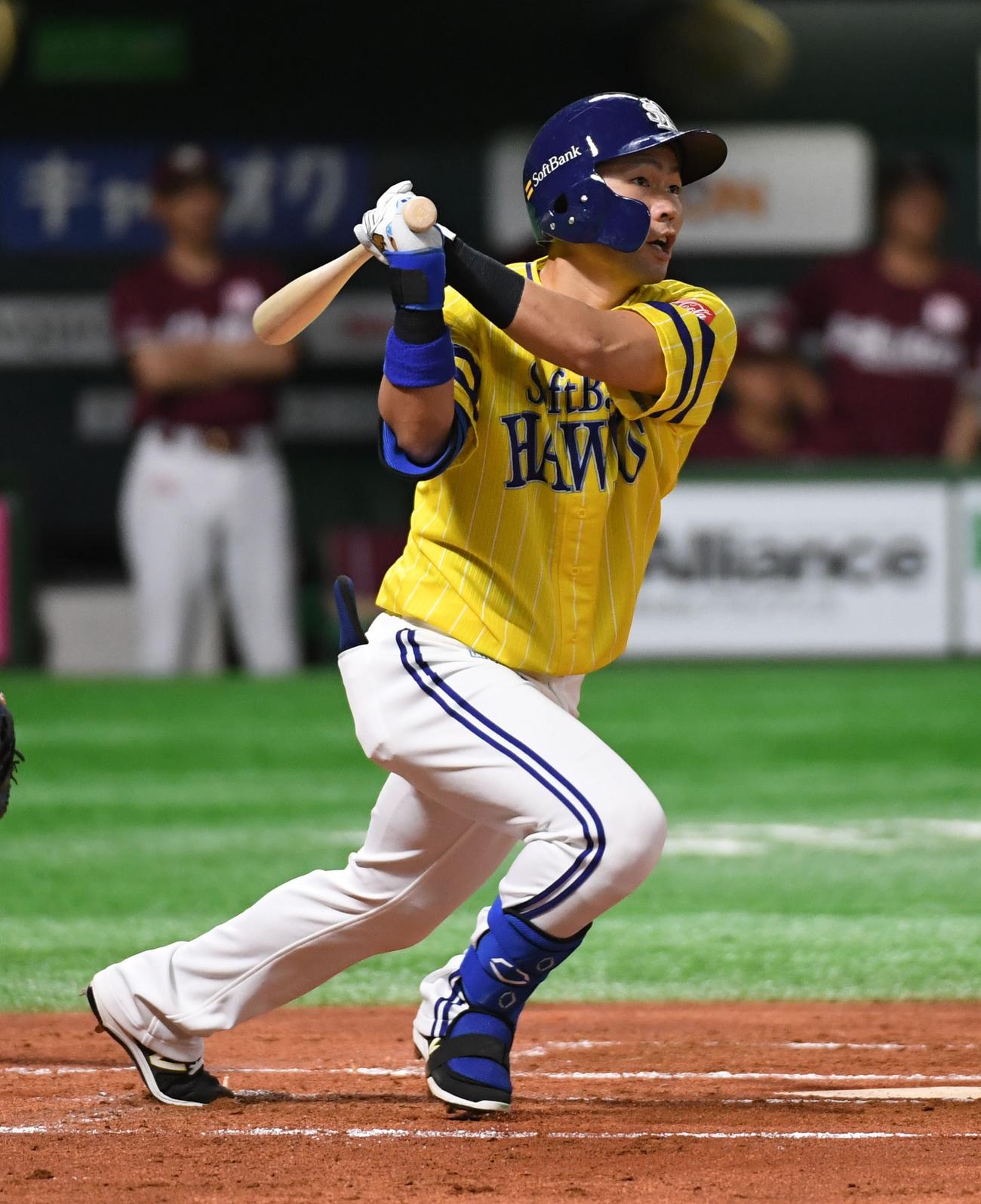 ソフトバンク対楽天　1回裏ソフトバンク1死二塁、中村晃は右翼線に先制適時二塁打を放つ（撮影・今浪浩三）
