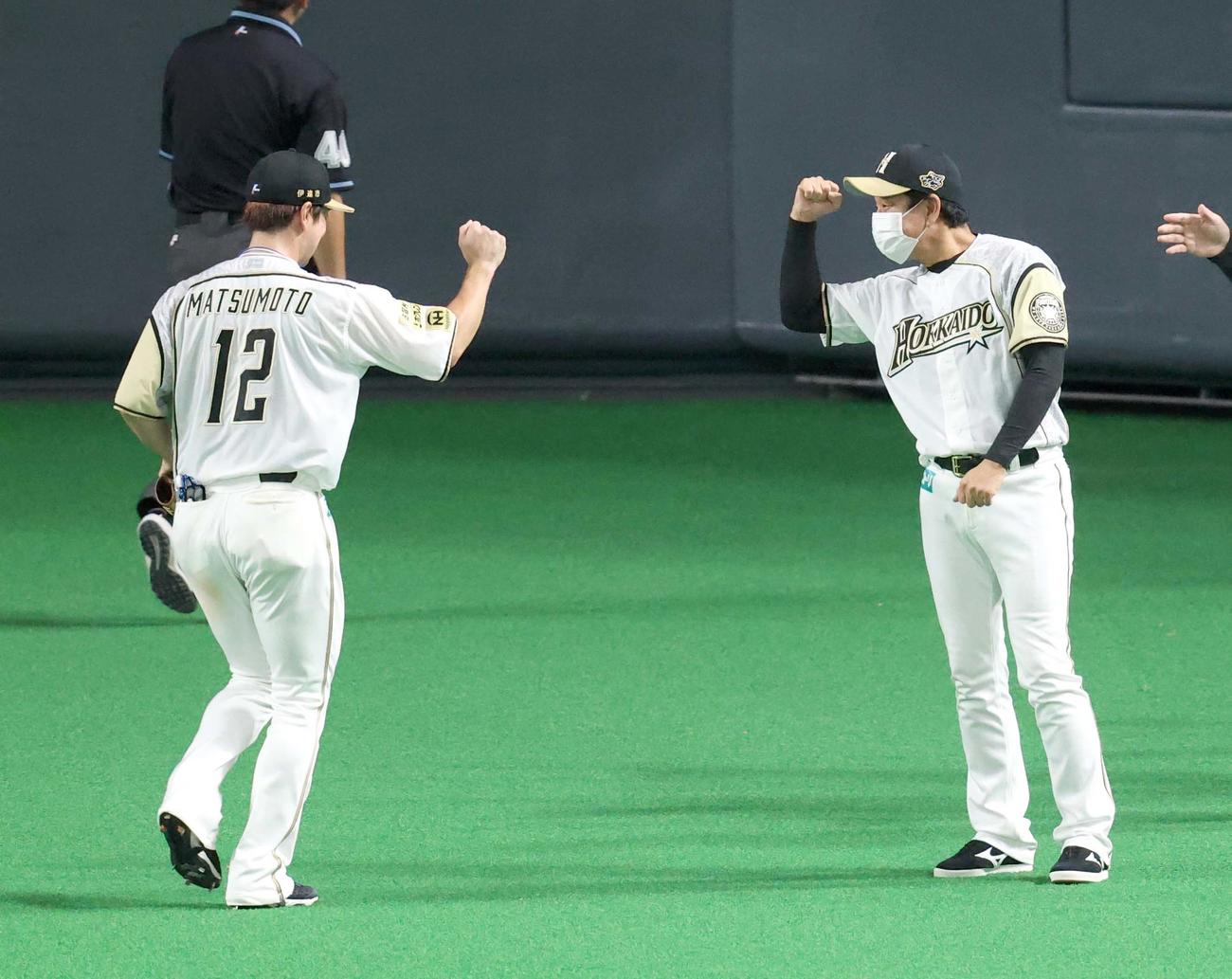 日本ハム対ロッテ　試合終了後、日本ハム松本を出迎える栗山監督（右）（撮影・佐藤翔太）
