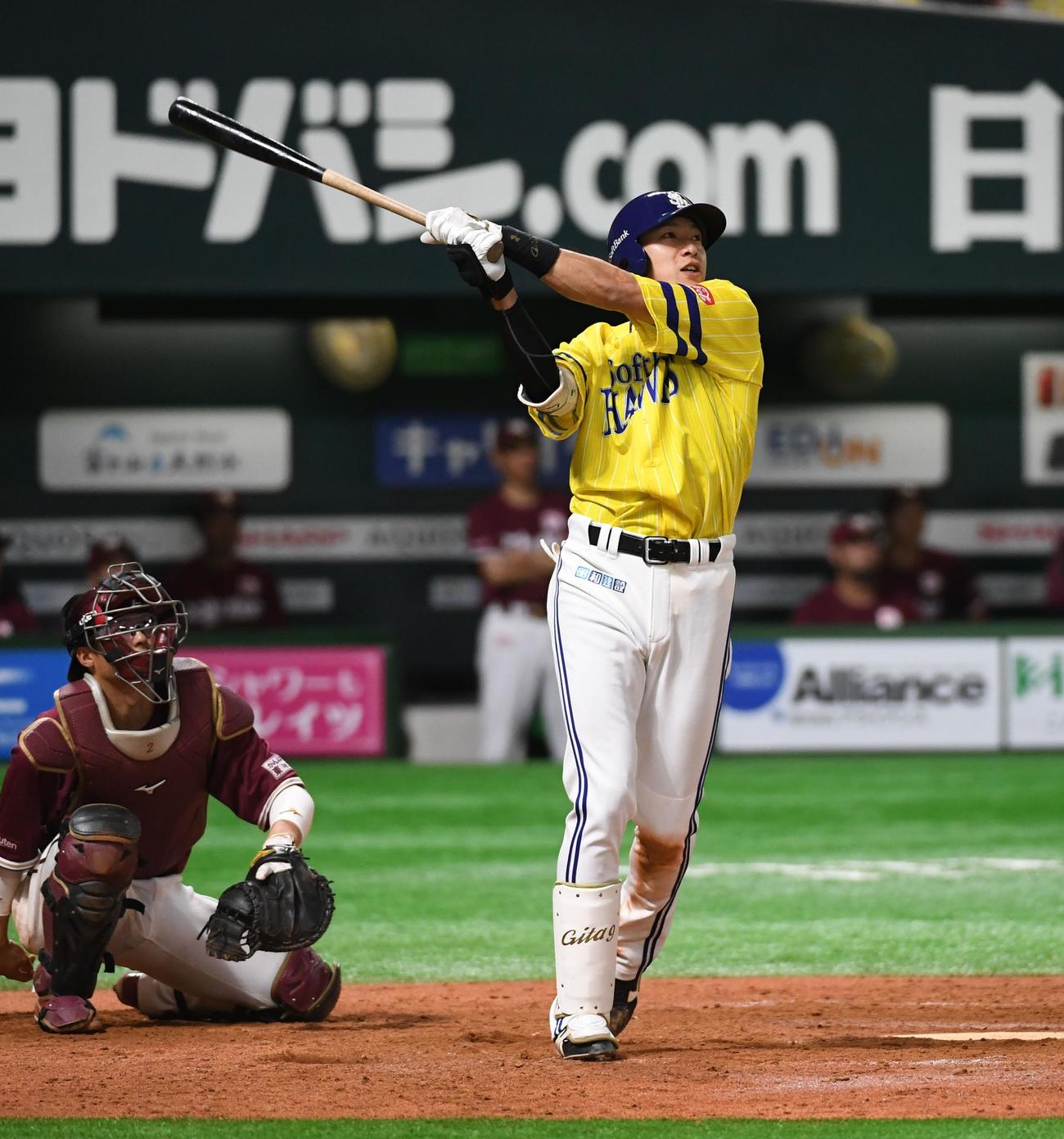 ソフトバンク対楽天　8回裏ソフトバンク2死一塁、柳田悠岐は右越えに2点本塁打を放つ（撮影・今浪浩三）