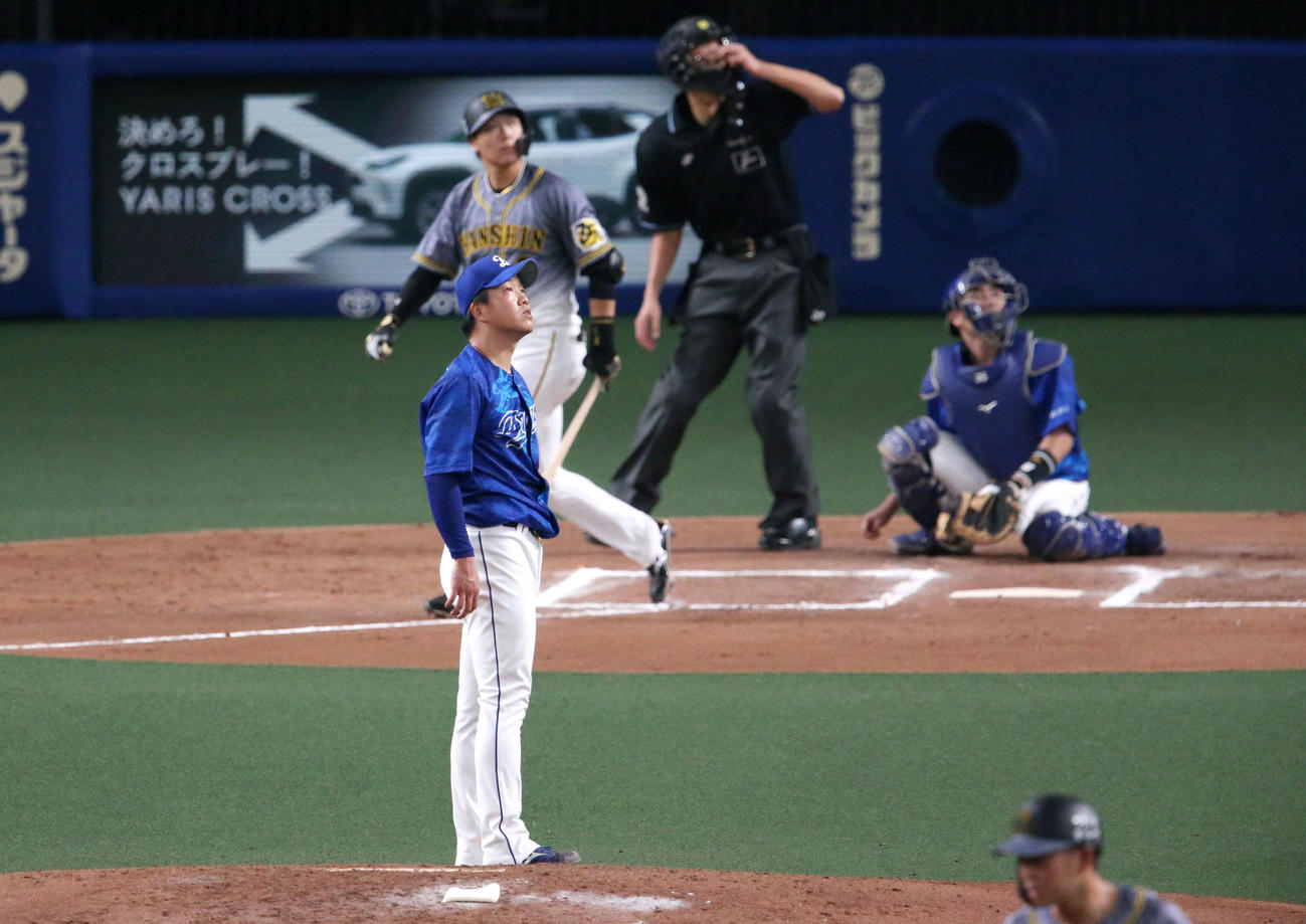 中日対阪神　6回表阪神無死満塁、柳（手前）は大山に左越え満塁本塁打を浴びる（撮影・上山淳一）