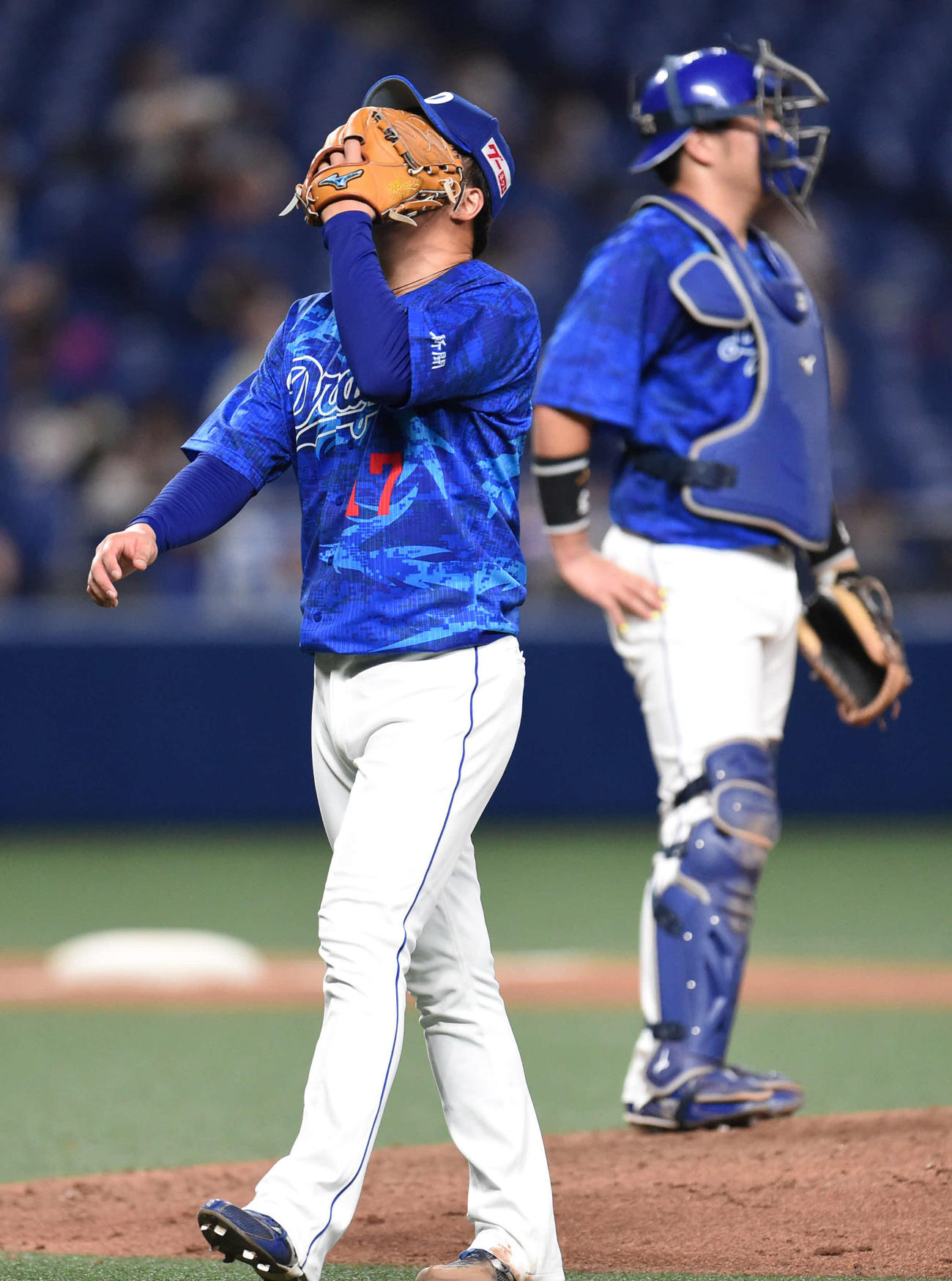 中日対阪神　6回表阪神無死、グラブで顔を覆ってマウンドを降りる中日先発の柳（撮影・森本幸一）