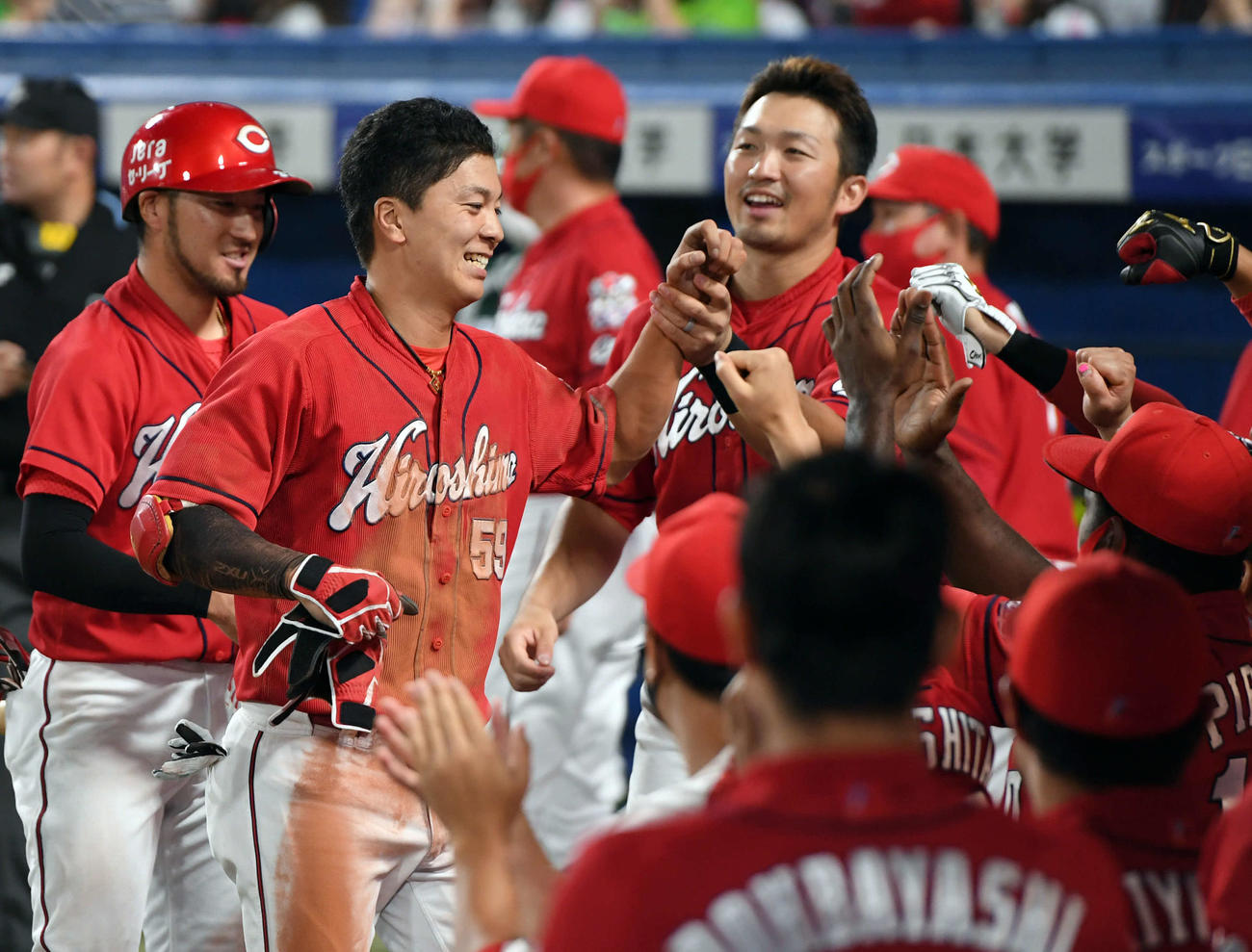 ヤクルト対広島　10回表、適時内野安打を決めた広島大盛穂はナインの祝福に笑顔で応える（撮影・たえ見朱実）