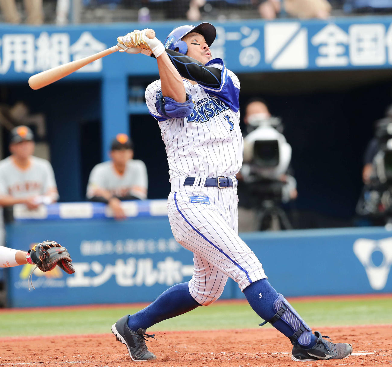 DeNA対巨人　3回裏DeNA1死、梶谷は右越えにソロ本塁打を放つ（撮影・丹羽敏通）