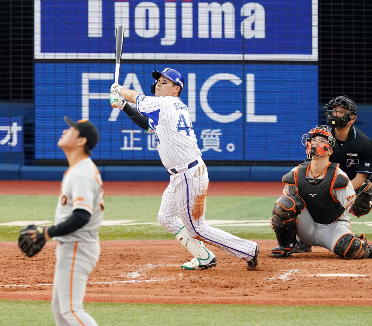DeNA対巨人　7回裏DeNA2死二塁、右越えに2点本塁打を放つ佐野。投手桜井（撮影・江口和貴）