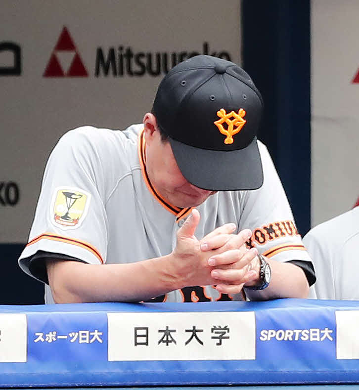 DeNA対巨人　3回、DeNAの梶谷、ソトに連続本塁打を喫した巨人原監督（撮影・丹羽敏通）
