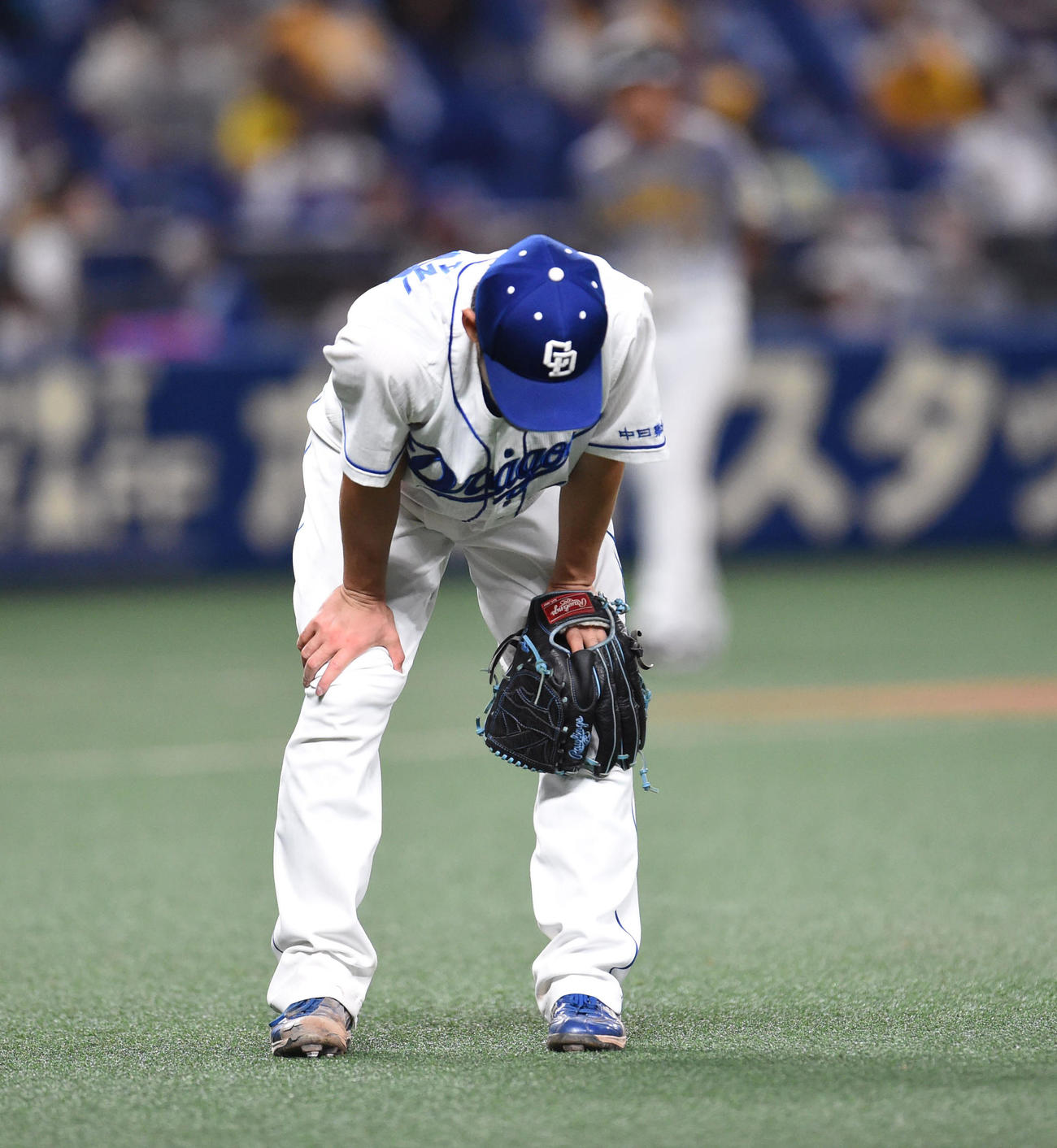 プロ野球中日対阪神　7回表阪神2死、坂本誠志郎の打球を体に当てうつむく中日先発の福谷浩司（撮影・森本幸一）