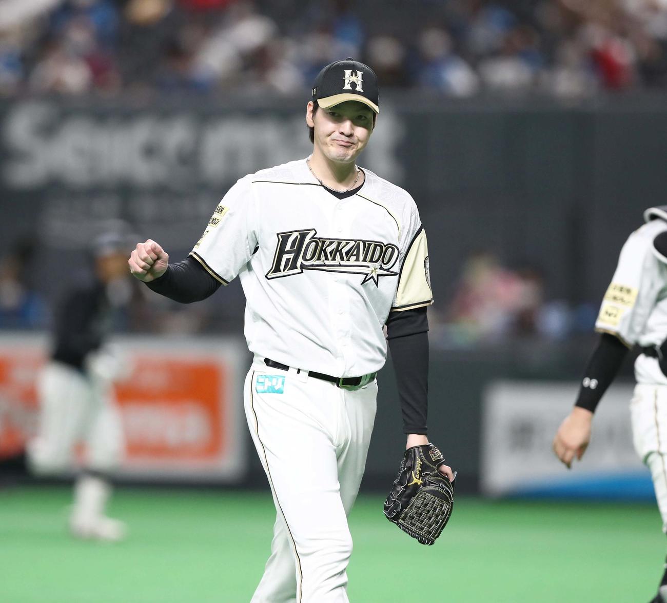 日本ハム対ロッテ　3回表、無失点に抑え小さくガッツポーズする有原（撮影・黒川智章）