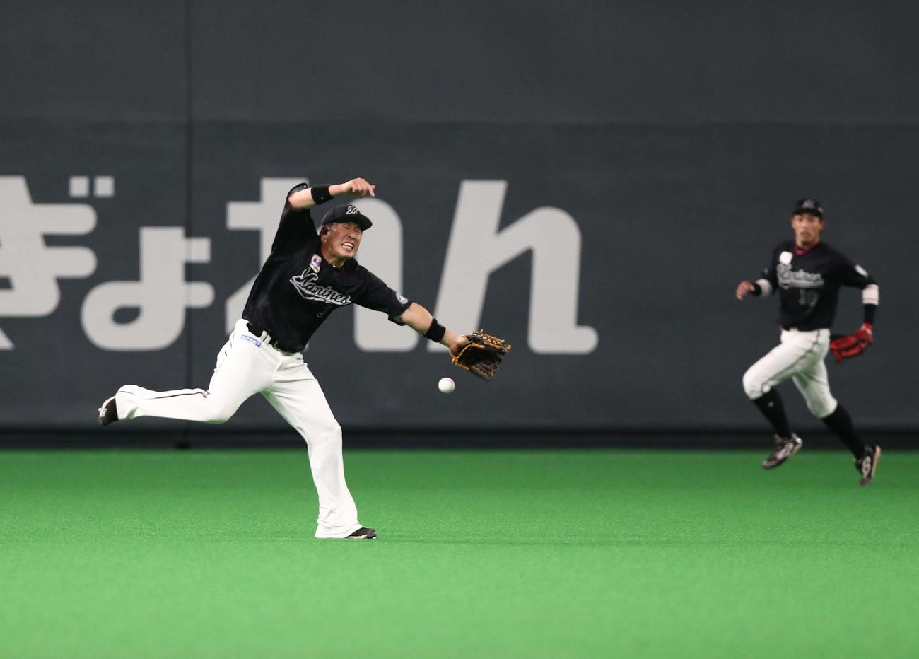 日本ハム対ロッテ　6回裏日本ハム1死満塁、角中は大田の打球を追うも届かず（撮影・黒川智章）