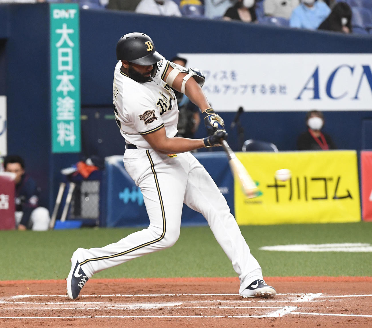 オリックス対西武　6回裏オリックス1死満塁、ロドリゲスは左適時2点二塁打を放つ（撮影・前岡正明）