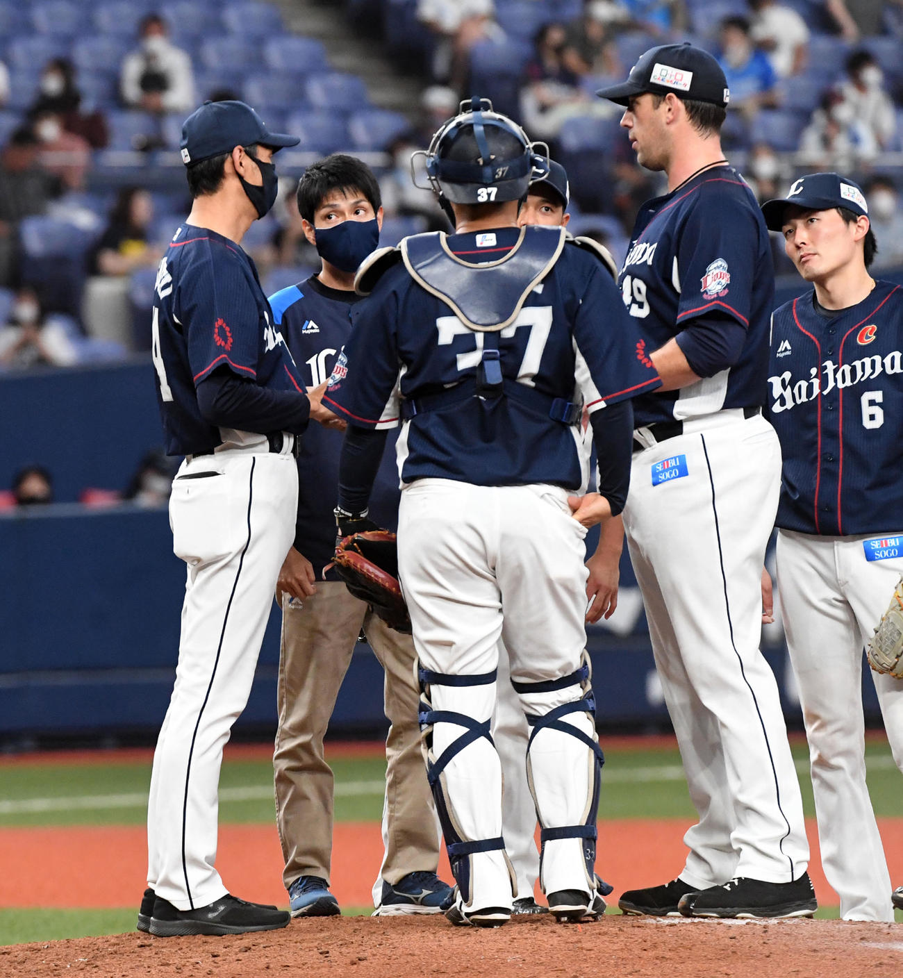 オリックス対西武　6回裏オリックス1死満塁、交代にがっくりするノリン（撮影・前岡正明）