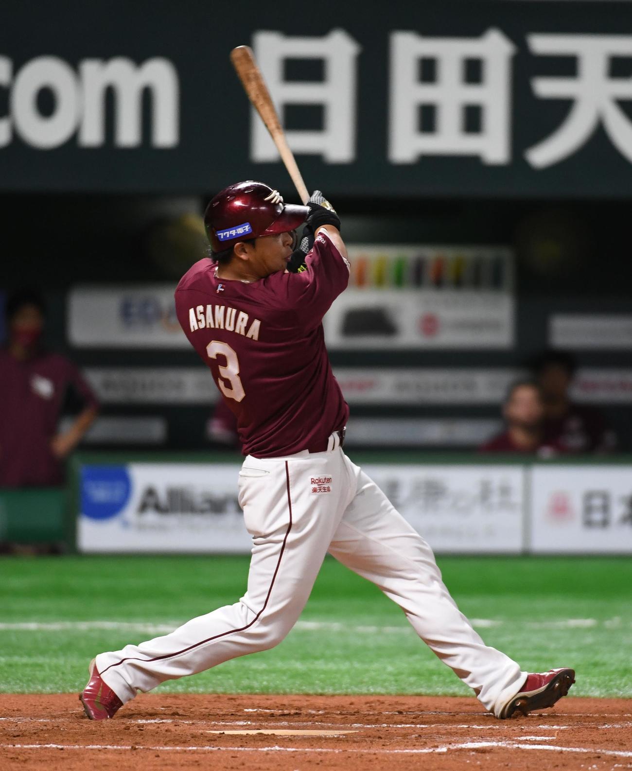 ソフトバンク対楽天　7回表楽天無死一、三塁、浅村栄斗は中前に勝ち越し適時打を放つ（撮影・今浪浩三）