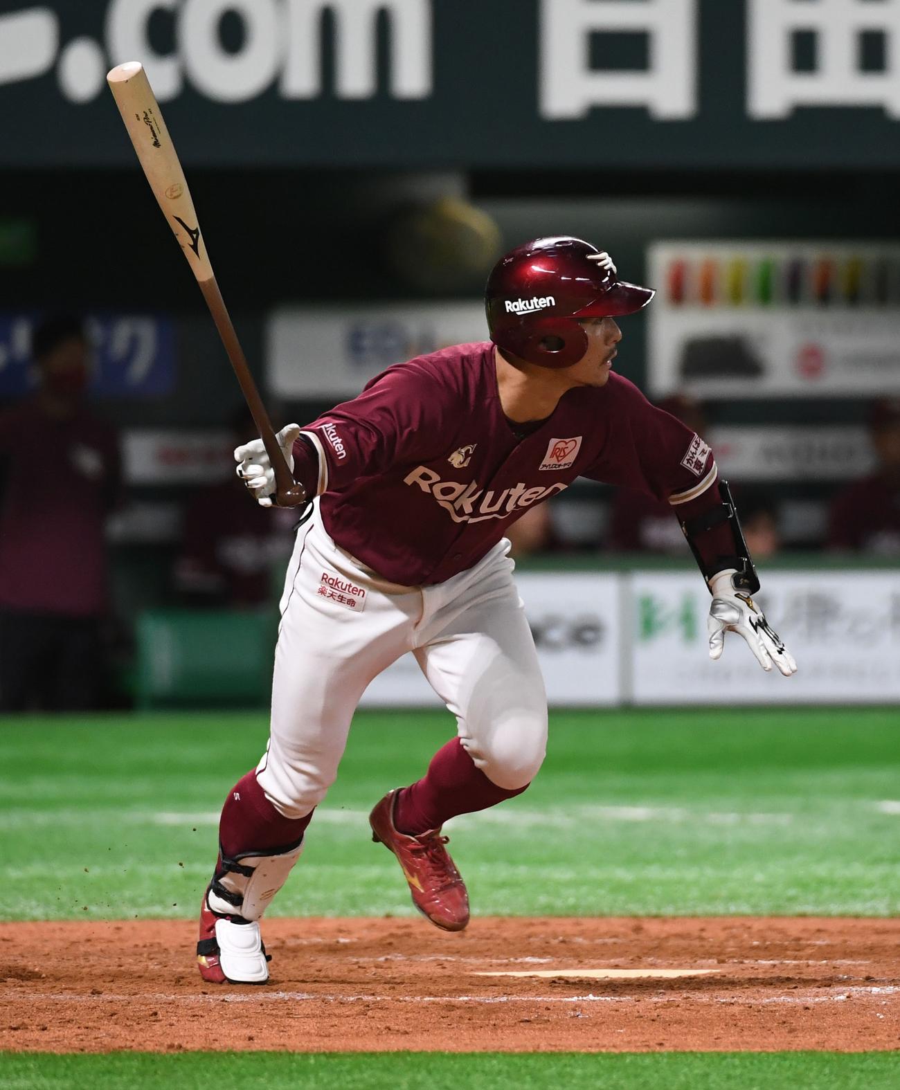 ソフトバンク対楽天　9回表楽天無死一、三塁、茂木栄五郎は中前適時打を放つ（撮影・今浪浩三）
