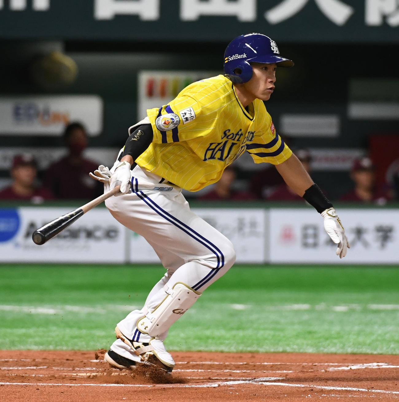 ソフトバンク対楽天　6回裏ソフトバンク1死一、三塁、柳田悠岐は右前に同点適時打を放つ（撮影・今浪浩三）