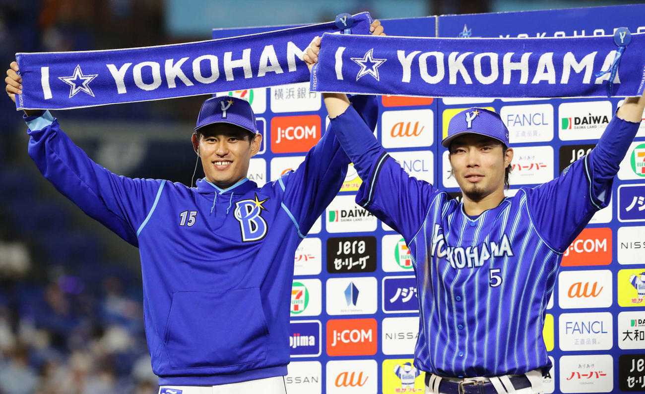 DeNA対巨人　お立ち台でタオルを掲げる投打のヒーロー、井納（左）と倉本（撮影・丹羽敏通）