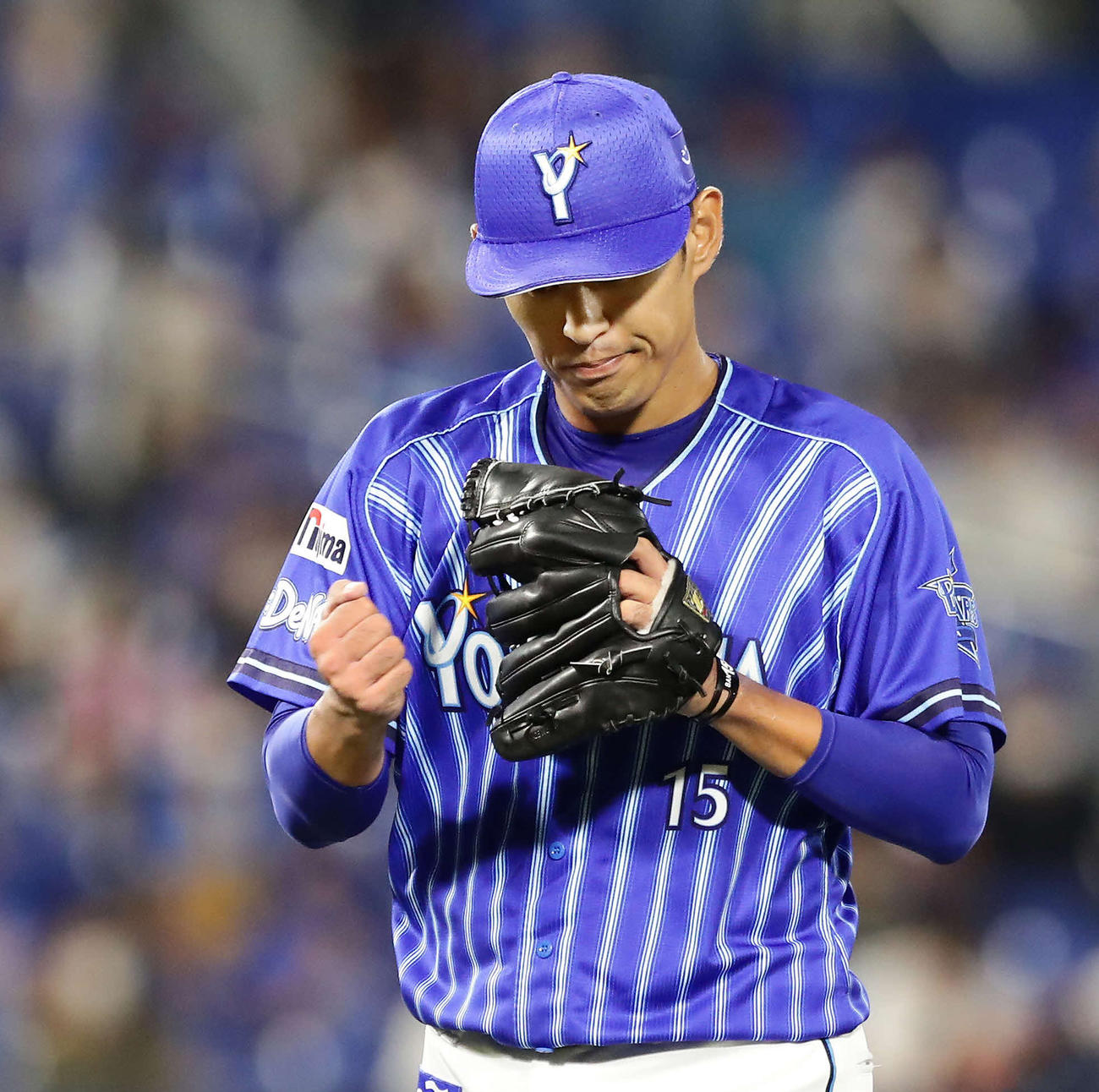 6回表巨人2死三塁、パーラを二ゴロに仕留めてグラブを叩くDeNA先発の井納（撮影・丹羽敏通）