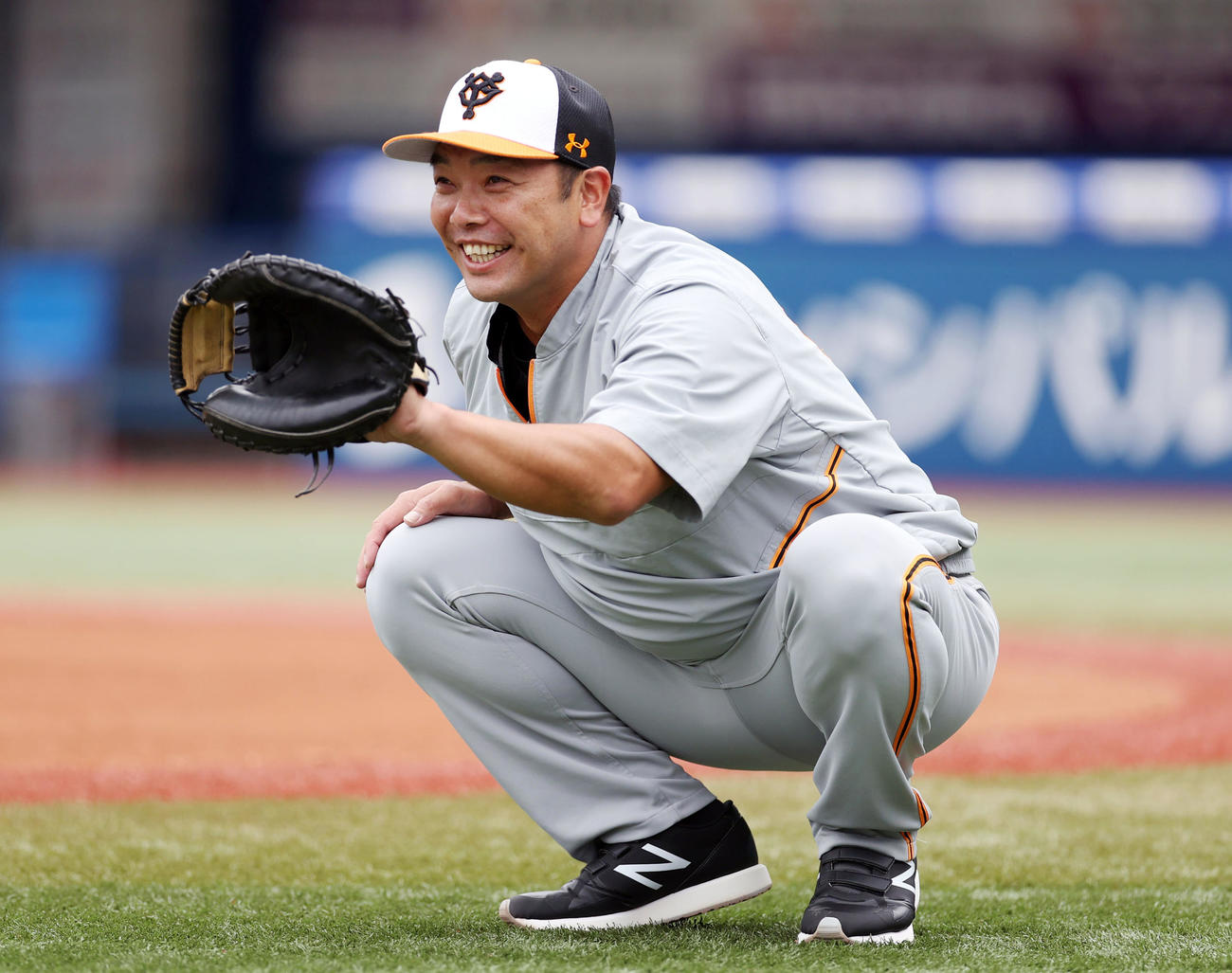 DeNA対巨人　キャッチャーの体勢でキャッチボールをする阿部ヘッドコーチ代行（撮影・狩俣裕三）