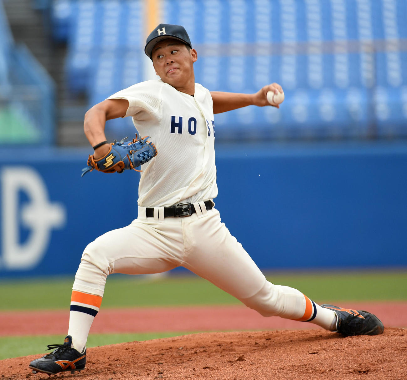 東大対法大　力投する法大先発の鈴木（撮影・横山健太）