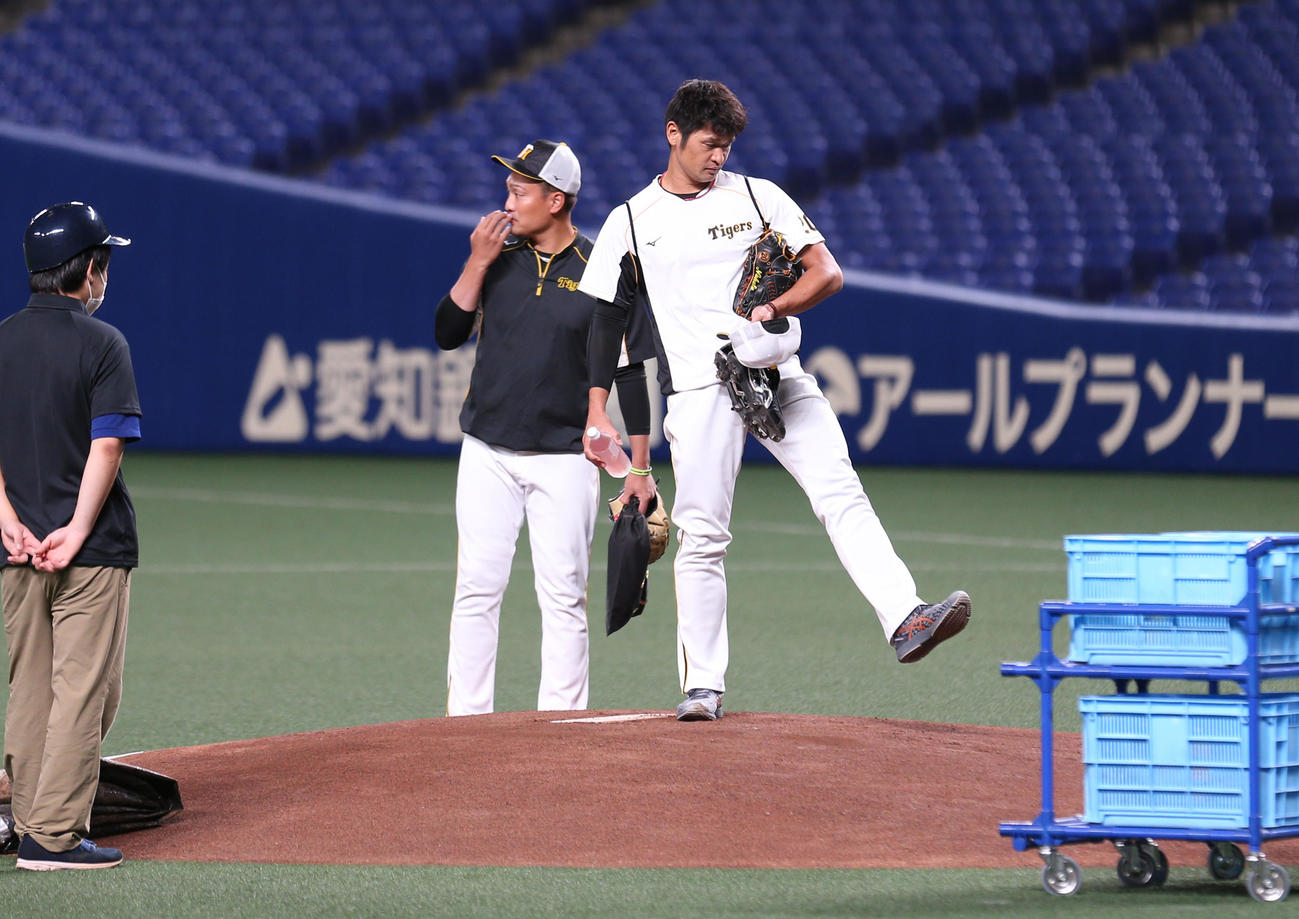 中日対阪神　マウンドを確かめる中田（右）と秋山（撮影・上山淳一）