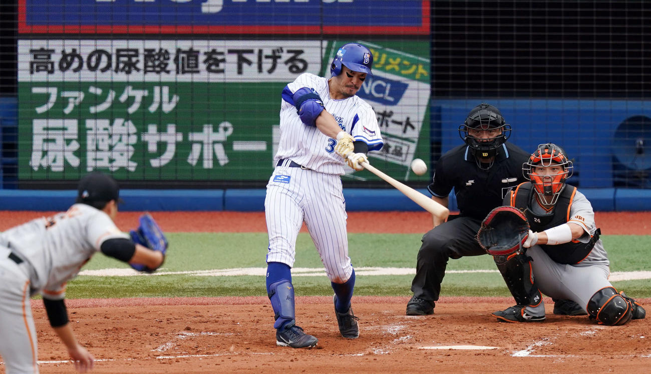 DeNA対巨人　3回裏DeNA1死、右越えソロ本塁打を放つ梶谷。投手今村（撮影・江口和貴）