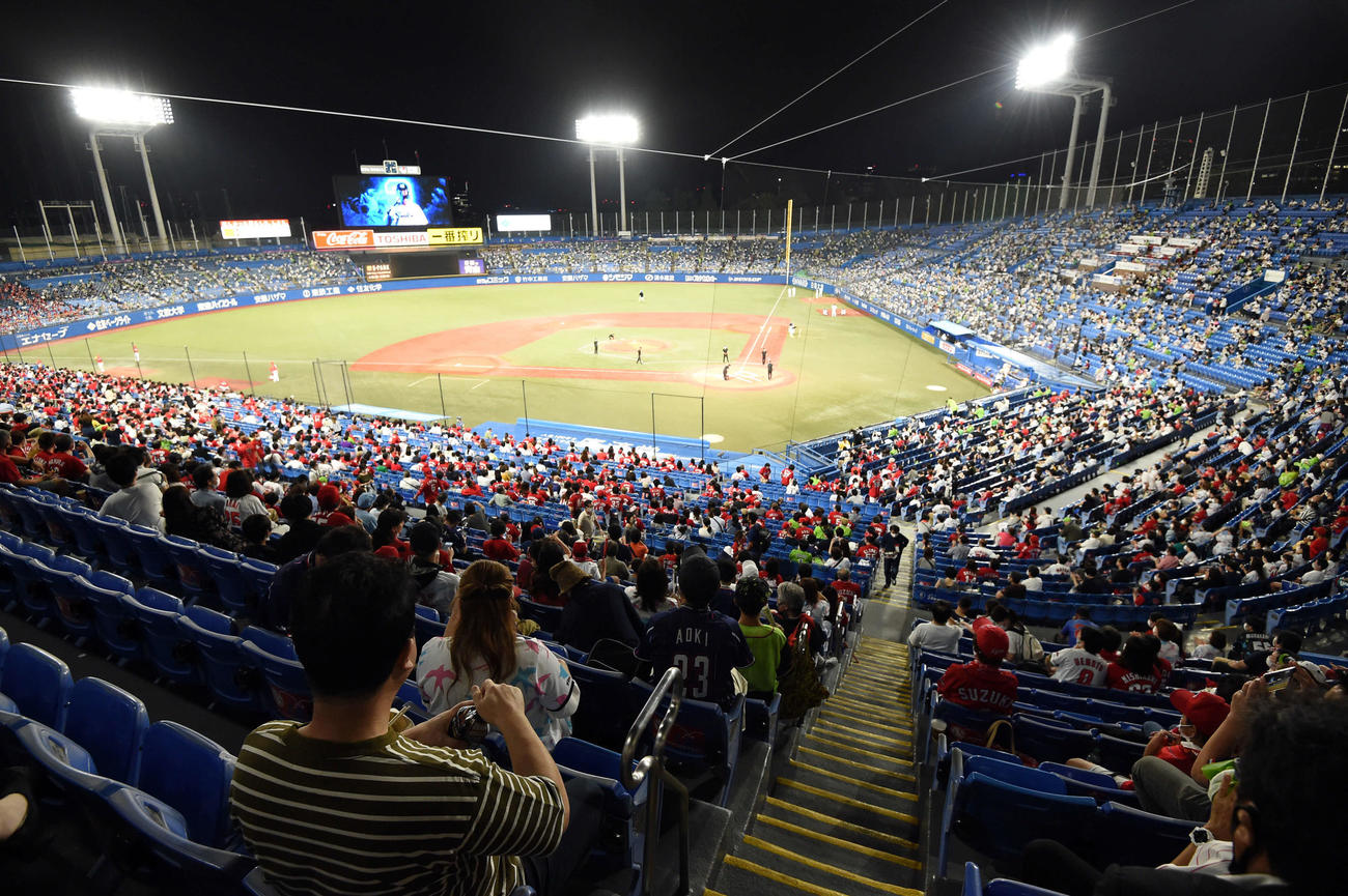 ヤクルト対広島　約1万5000人の観客が集まった神宮球場（撮影・たえ見朱実）