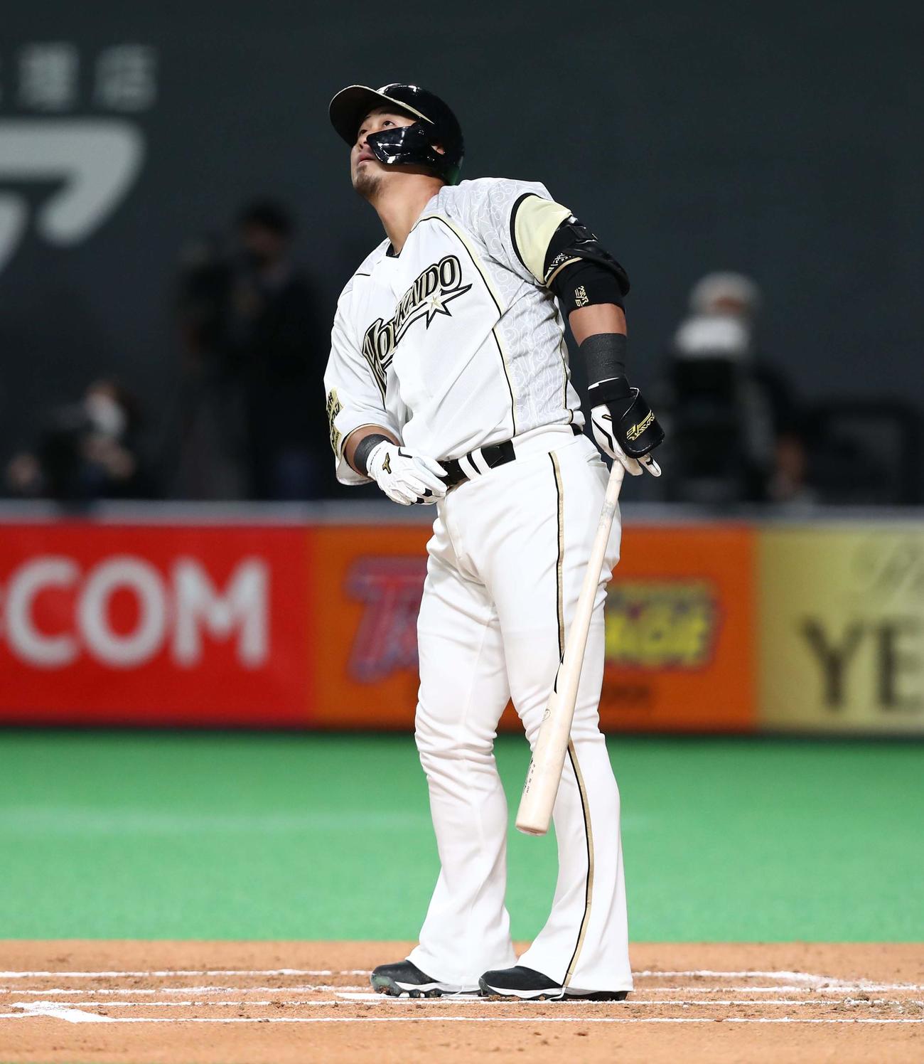 日本ハム対ロッテ　1回裏日本ハム1死一、三塁、左犠飛を放つ中田（撮影・黒川智章）
