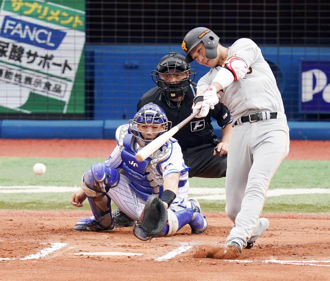 DeNA対巨人　6回表巨人2死一塁、適時二塁打を放つ坂本（撮影・江口和貴）